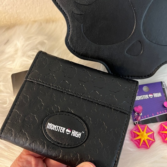 Monster High Skullette Figural Crossbody Bag & Wallet, Draculaura Earrings - Picture 4 of 9